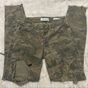 GUESS camo jeans 🖤